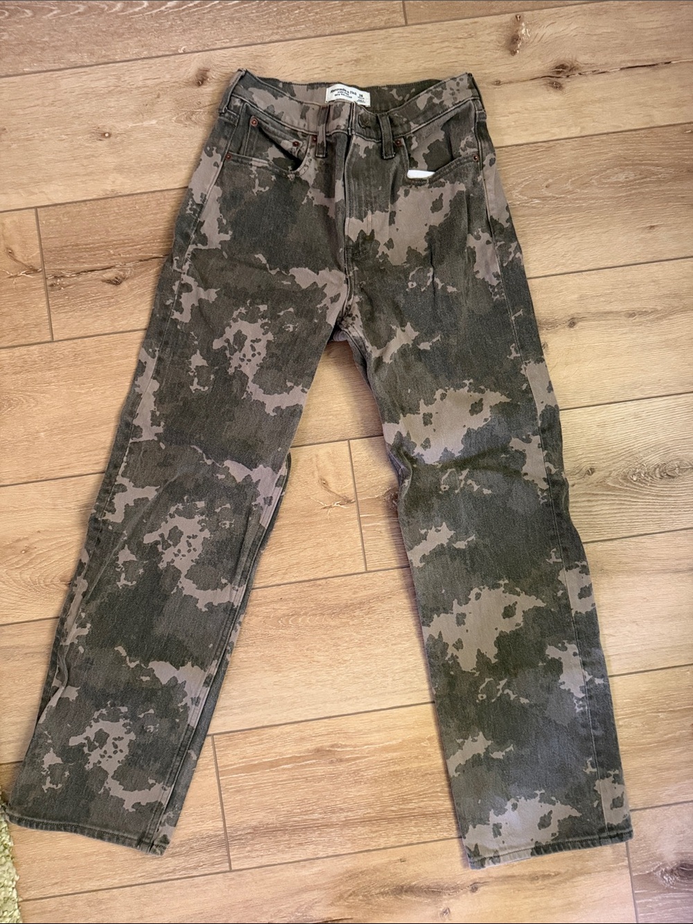 Abercrombie women’s 90’s relaxed high rise camo